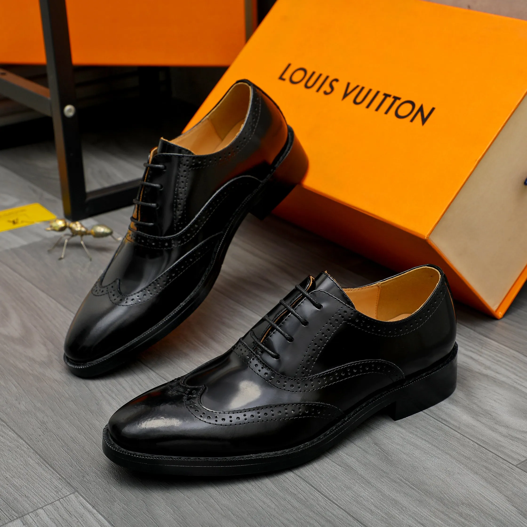 Men's shoes 💰500 Product trademark: LV "Louis Vuitton" business formal leather shoes Regular size: 39-45 (.45 customization is non-returnable) Product materials: Selected pearlescent cowhide upper, cowhide lining, original rubber outsole